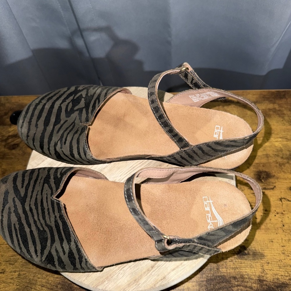 Dansko Rowan Zebra Print Shoes Size 39~9 Animal Print Closed Toe Slingback - Picture 6 of 7